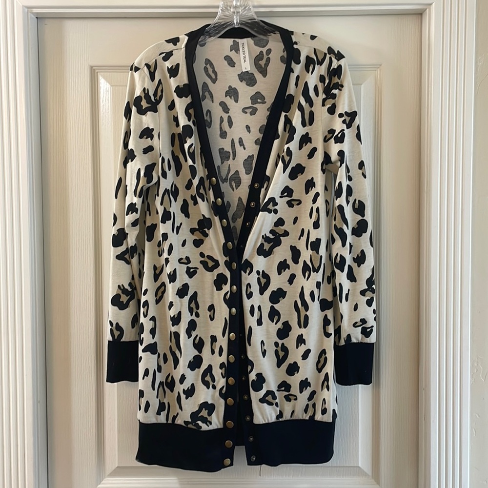 The perfect Leopard print Cardigan!